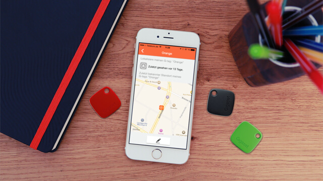 Symbolbild, Mobilescreen mit Gigaset-Anwendung und Gigaset Tags in verschiedenen Farben